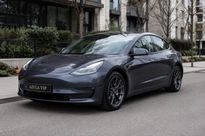 Grafitszürke Tesla Model 3 az Azula flottából